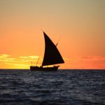 Navigation sous le coucher de soleil en boutre traditionnelle Malgache